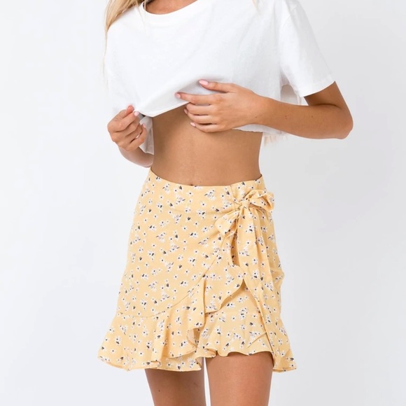 Princess Polly Dresses & Skirts - Woman's Princess Polly Yellow Flower Skirt Size 8
